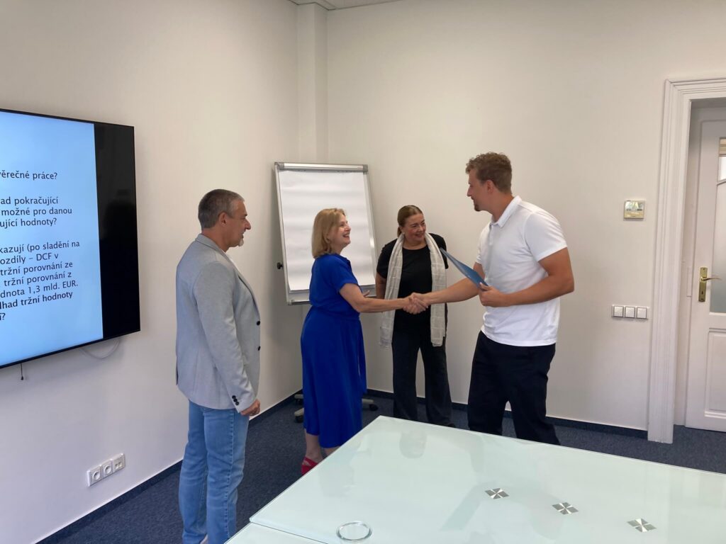 IMG 7470 | Srdečně gratulujeme našim novým absolventům